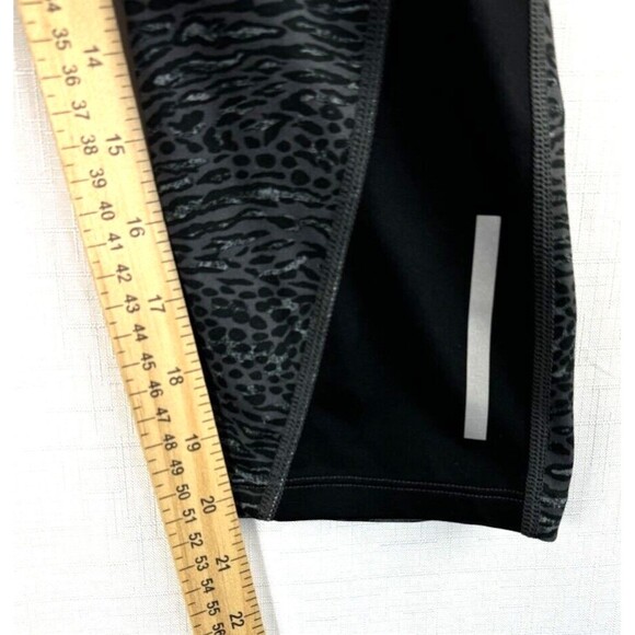 Nike Dri Fit Gray Leopard Leggings Womens Medium Capri Active Workout Gym 729292 - Picture 11 of 11